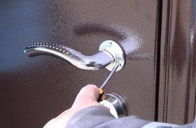 Замена дверной ручки металлической двери в Каменск-Уральском